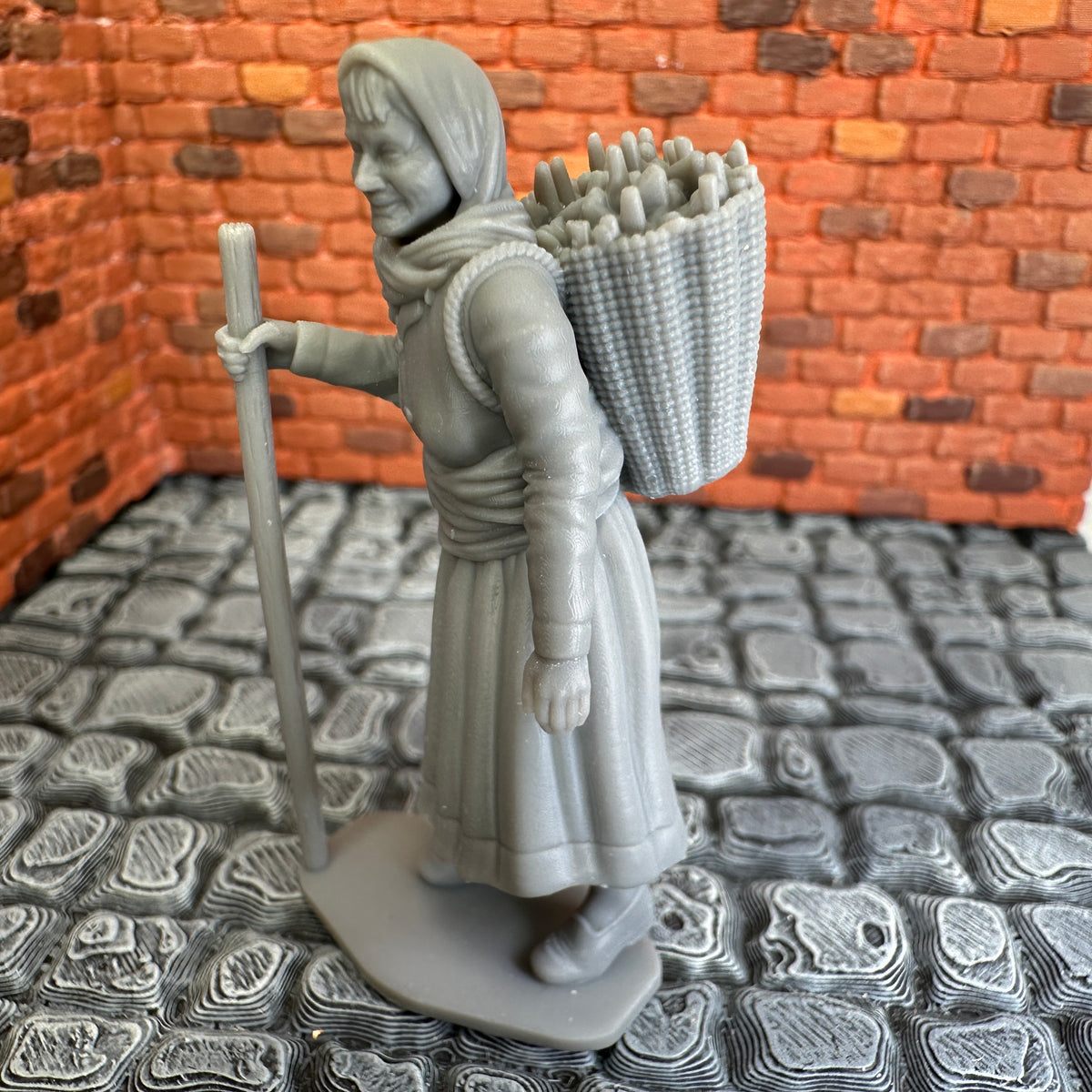 World War Civilian Old Woman Forager 1/32 Scale Toy Soldier Wargaming Figure