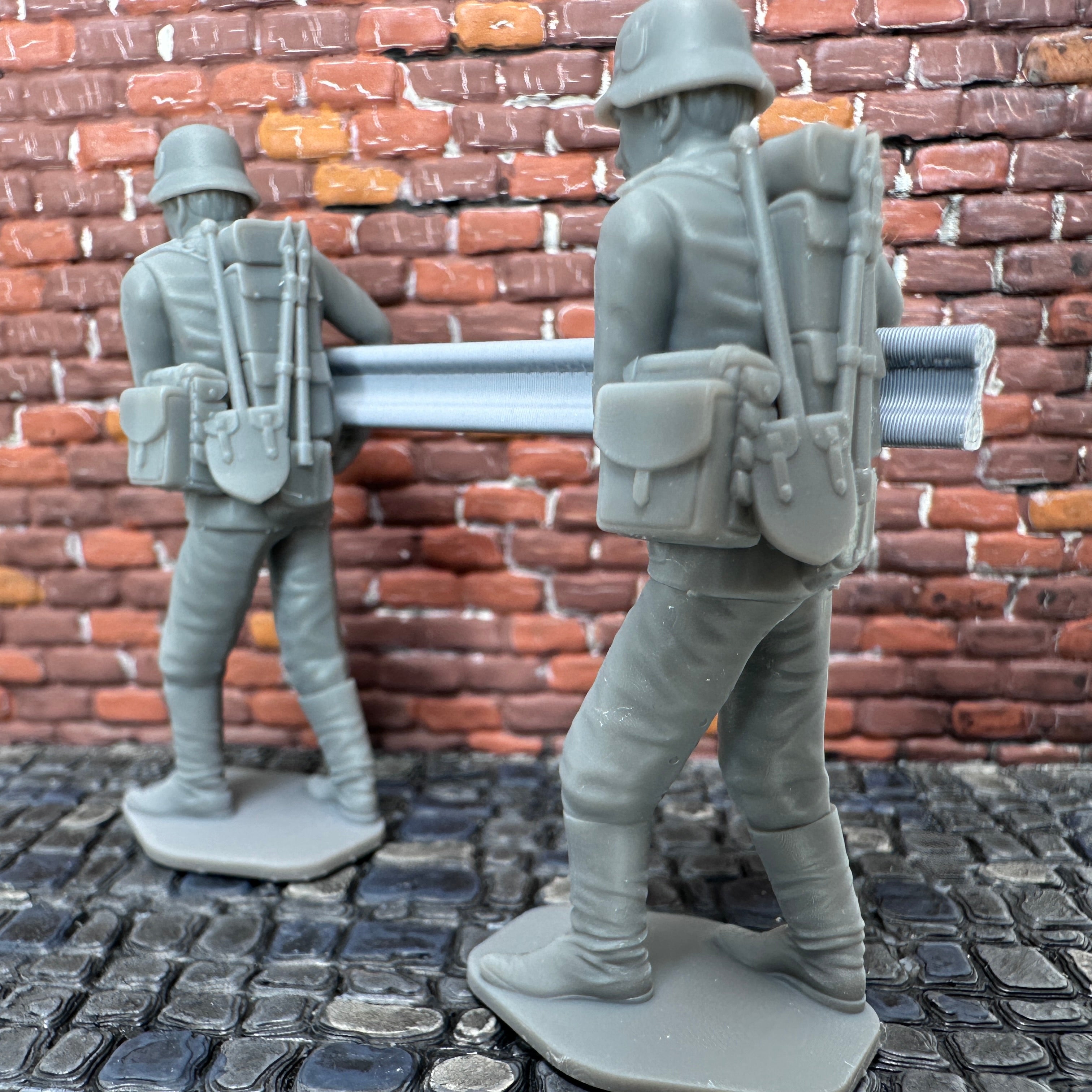 WW2 German Sapper Crew Carrying