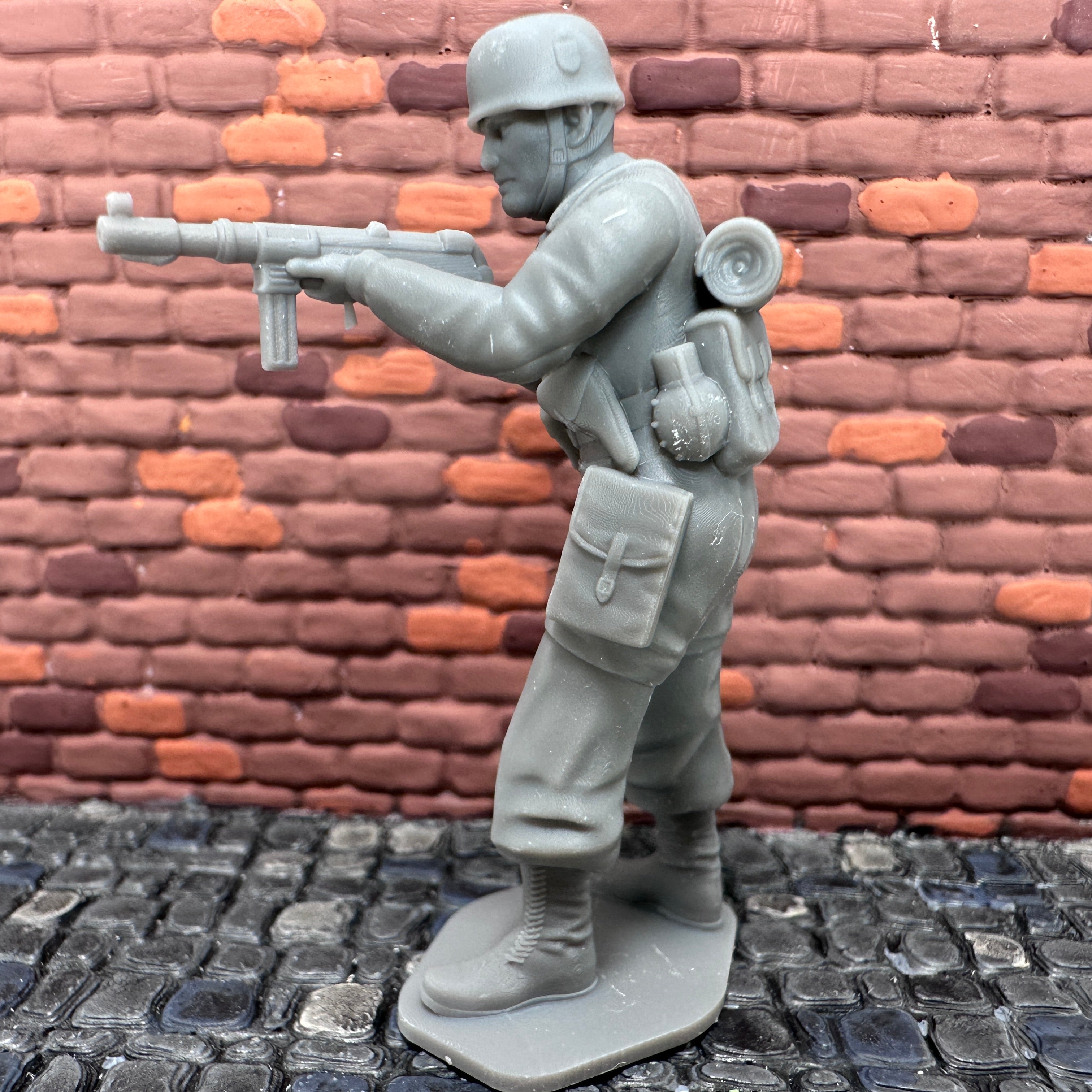 WW2 German Paratrooper Shooting Toy Soldier 1/32 Scale