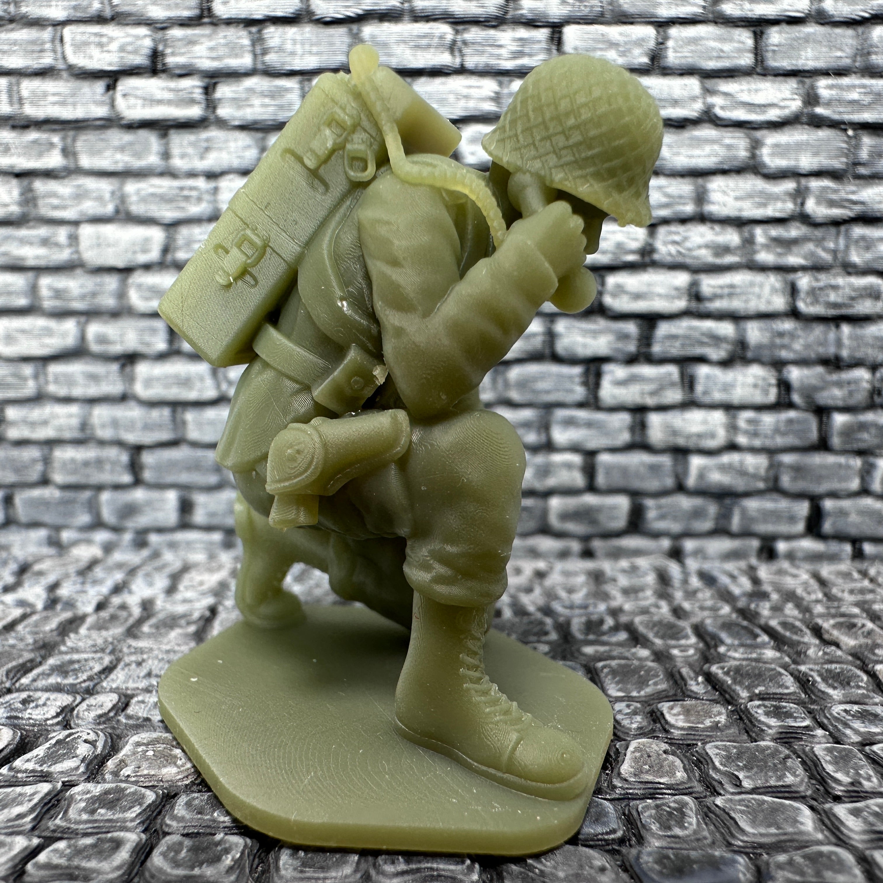WW2 American Kneeling RTO Radio Operator 1/32 Scale Toy Soldier Wargaming Figure