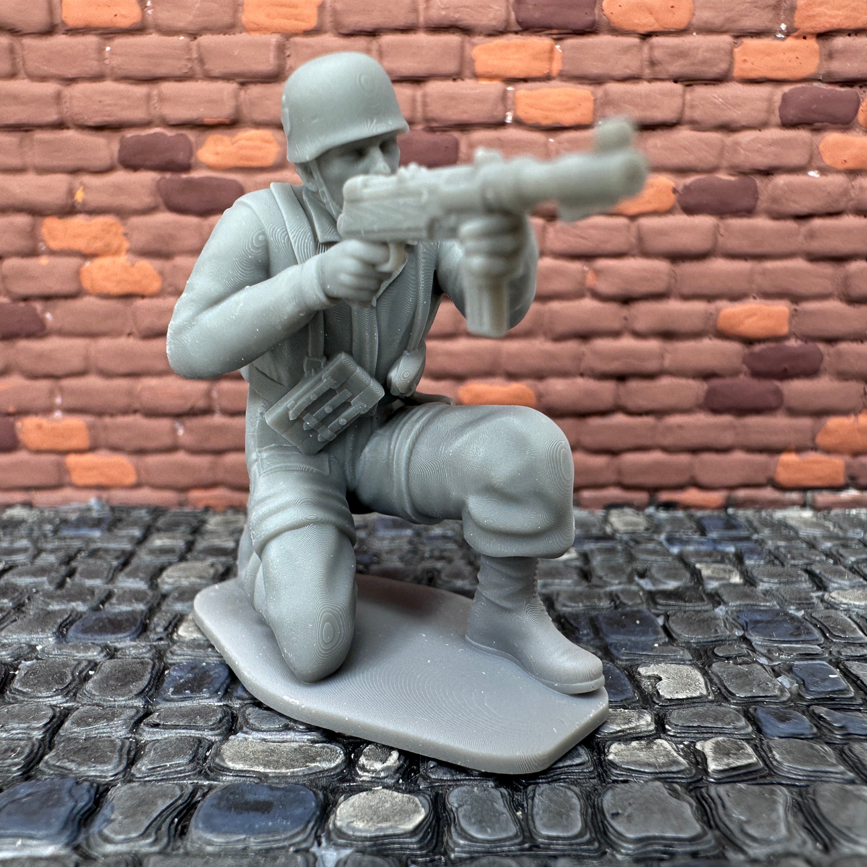 WW2 German Paratrooper Kneeling Shooting Toy Soldier 1/32 Scale