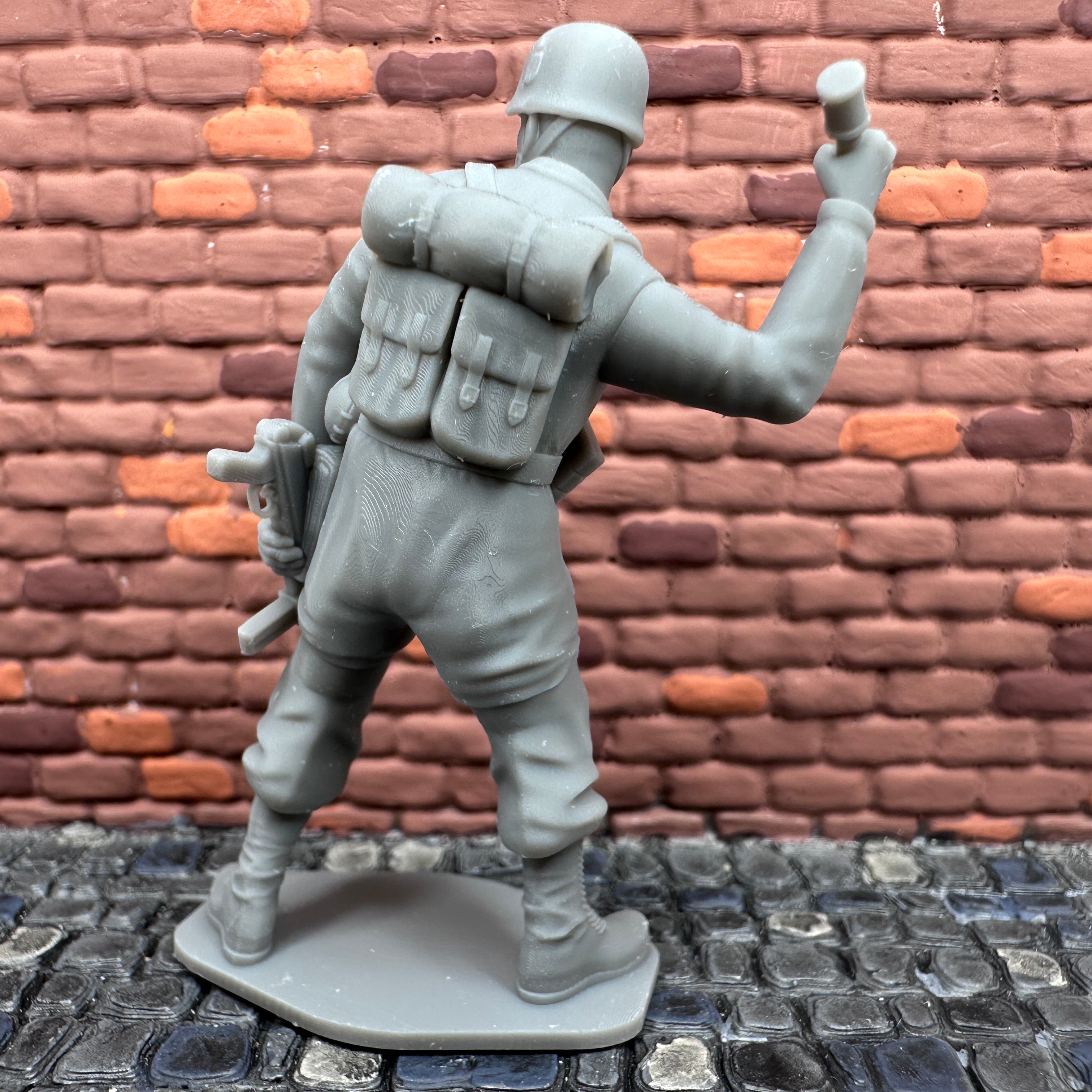 WW2 German Paratrooper Throwing Grenade Toy Soldier 1/32 Scale Wargaming Figure