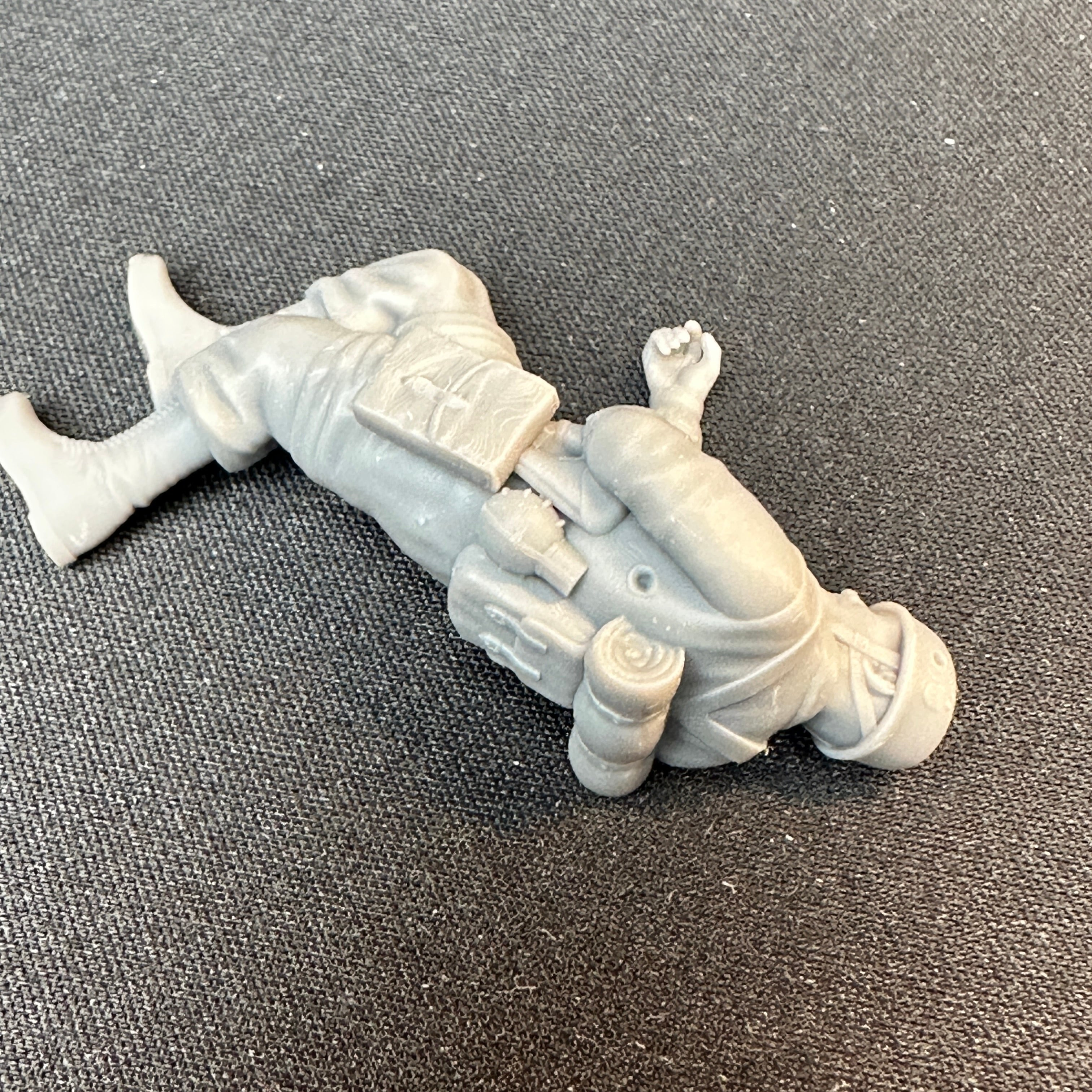 WW2 German Paratrooper Casualty Dead Toy Soldier 1/32 Scale Wargaming Figure