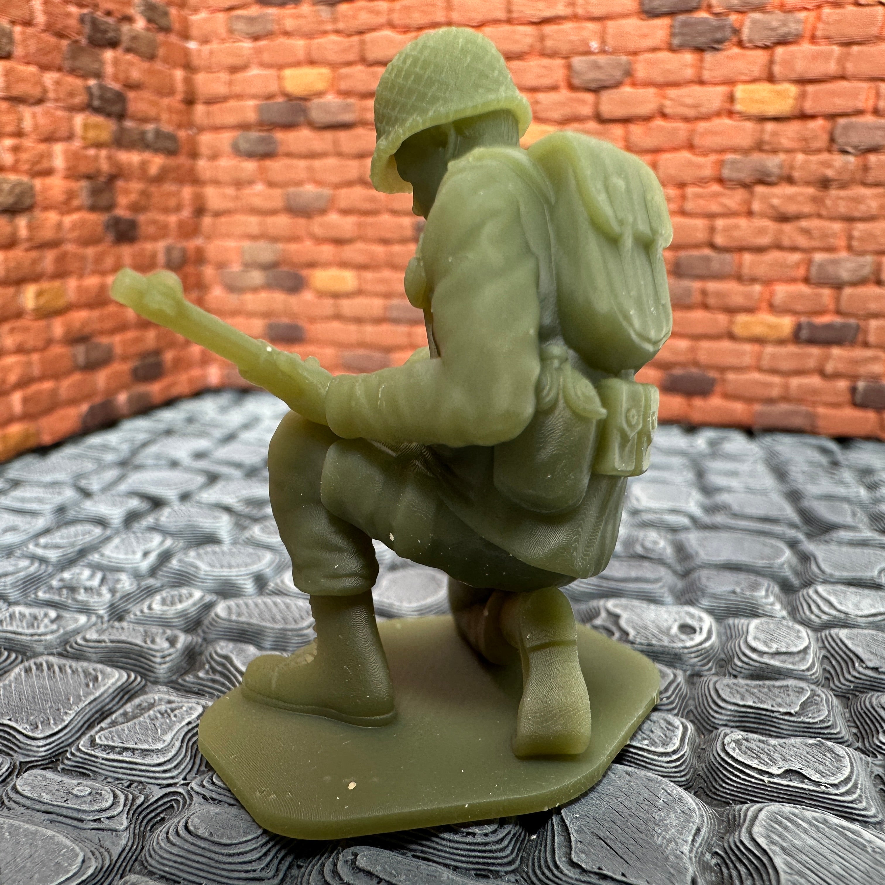 WW2 American Kneeling Reloading Rifle 1/32 Scale Toy Soldier Wargaming Figure