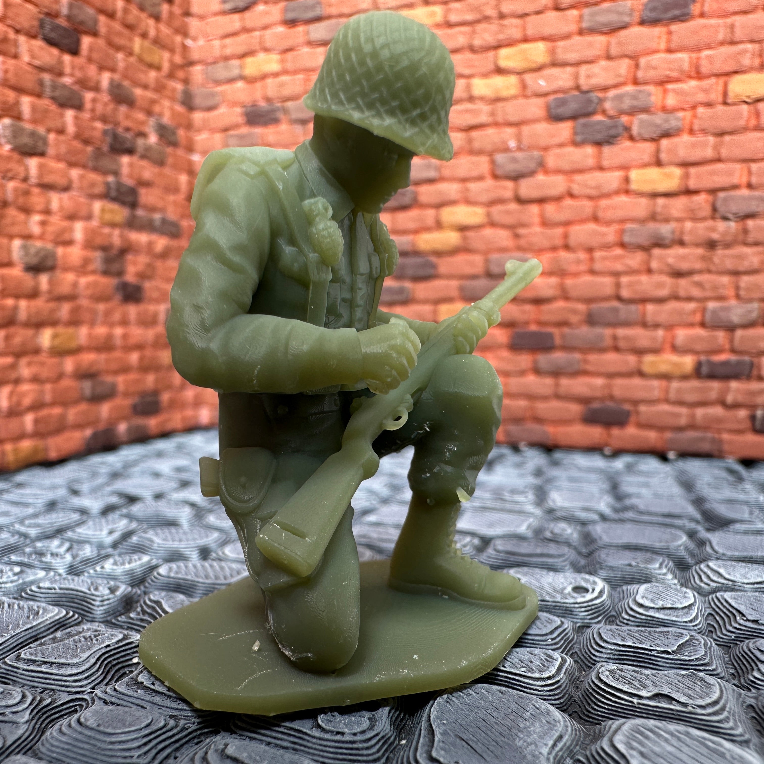 WW2 American Kneeling Reloading Rifle 1/32 Scale Toy Soldier Wargaming Figure