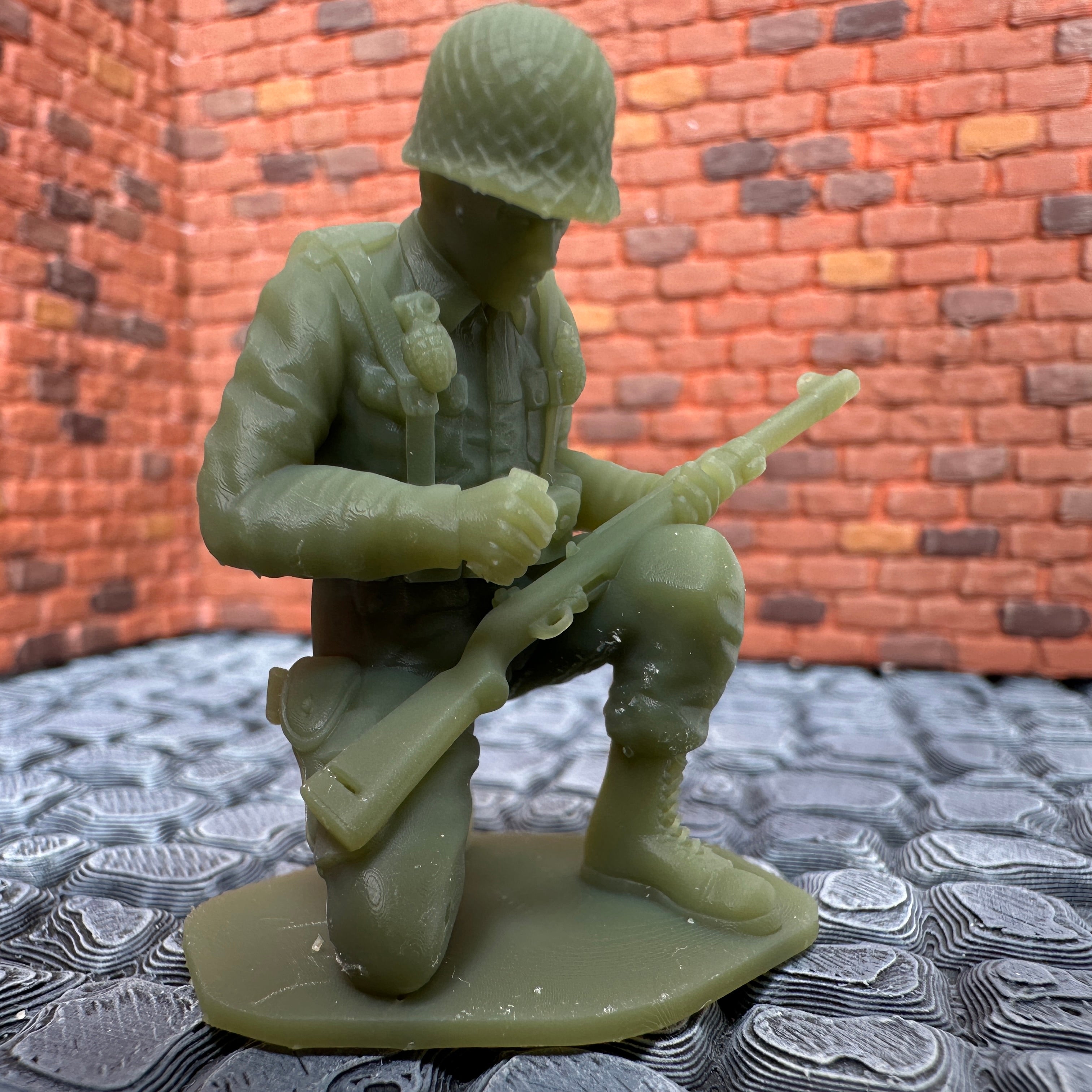WW2 American Kneeling Reloading Rifle 1/32 Scale Toy Soldier Wargaming Figure