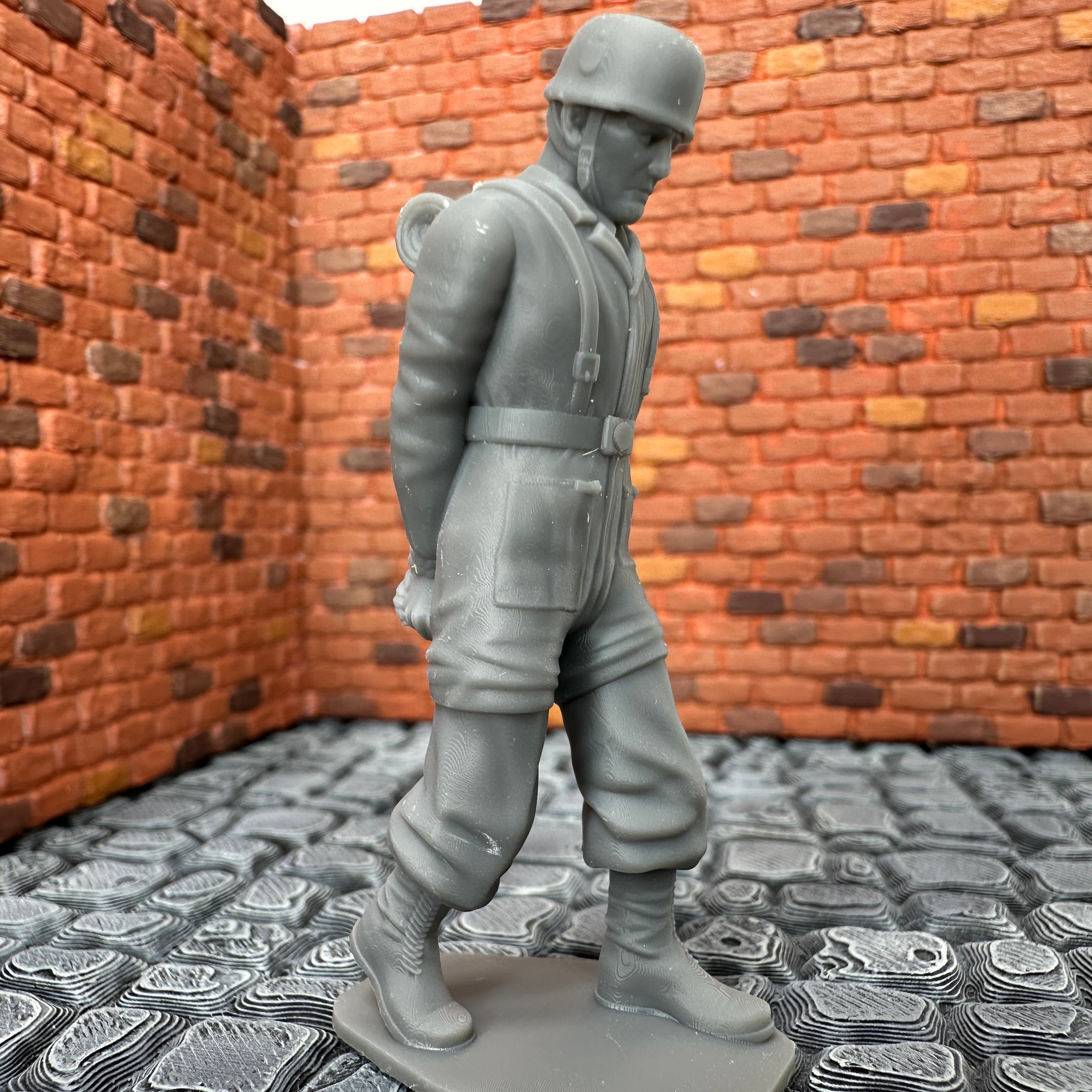 WW2 German Paratrooper POW Walking Toy Soldier 1/32 Scale Wargaming Figure