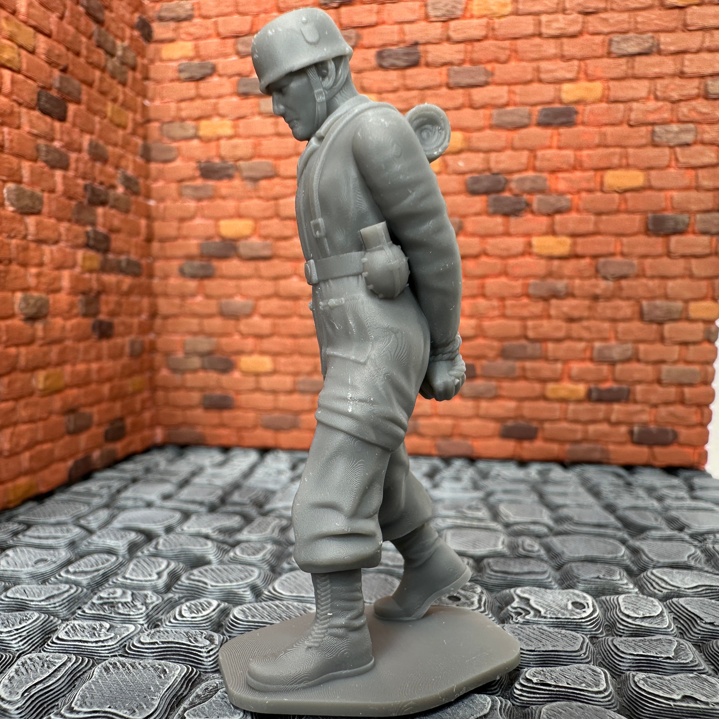 WW2 German Paratrooper POW Walking Toy Soldier 1/32 Scale Wargaming Figure