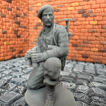 WW2 British Commando Officer Kneeling 1/32 Scale Toy Soldier Wargaming Figure