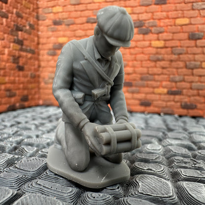 WW2 French Partisan with Dynamite Saboteur 1/32 Scale Toy Soldier Wargaming Figure