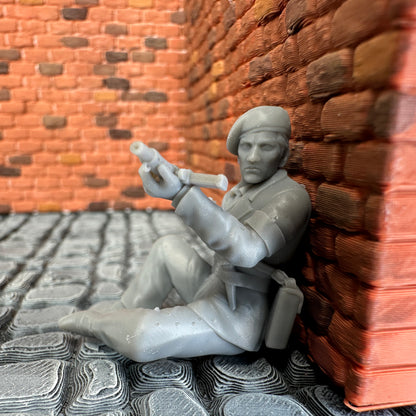 WW2 French Partisan Taking Cover 1/32 Scale Toy Soldier Wargaming Figure