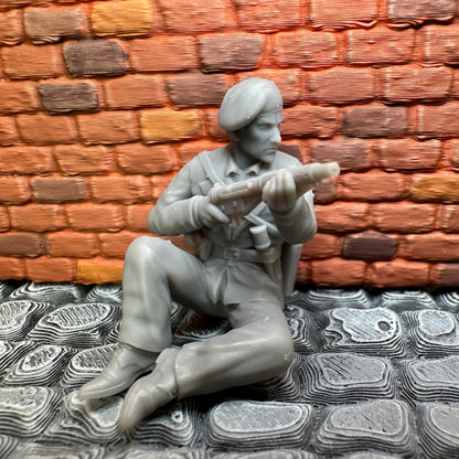 WW2 French Partisan Taking Cover 1/32 Scale Toy Soldier Wargaming Figure