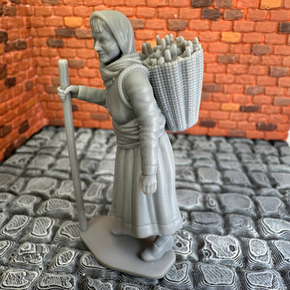World War Civilian Old Woman Forager 1/32 Scale Toy Soldier Wargaming Figure