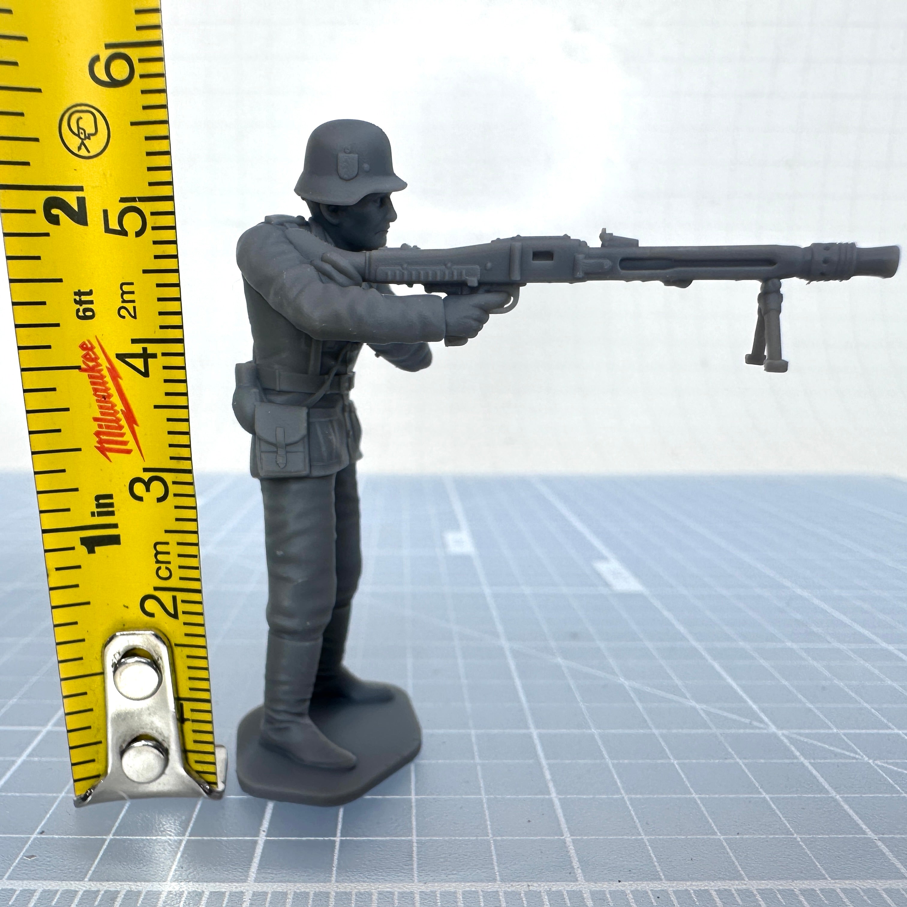 German Standing MG42