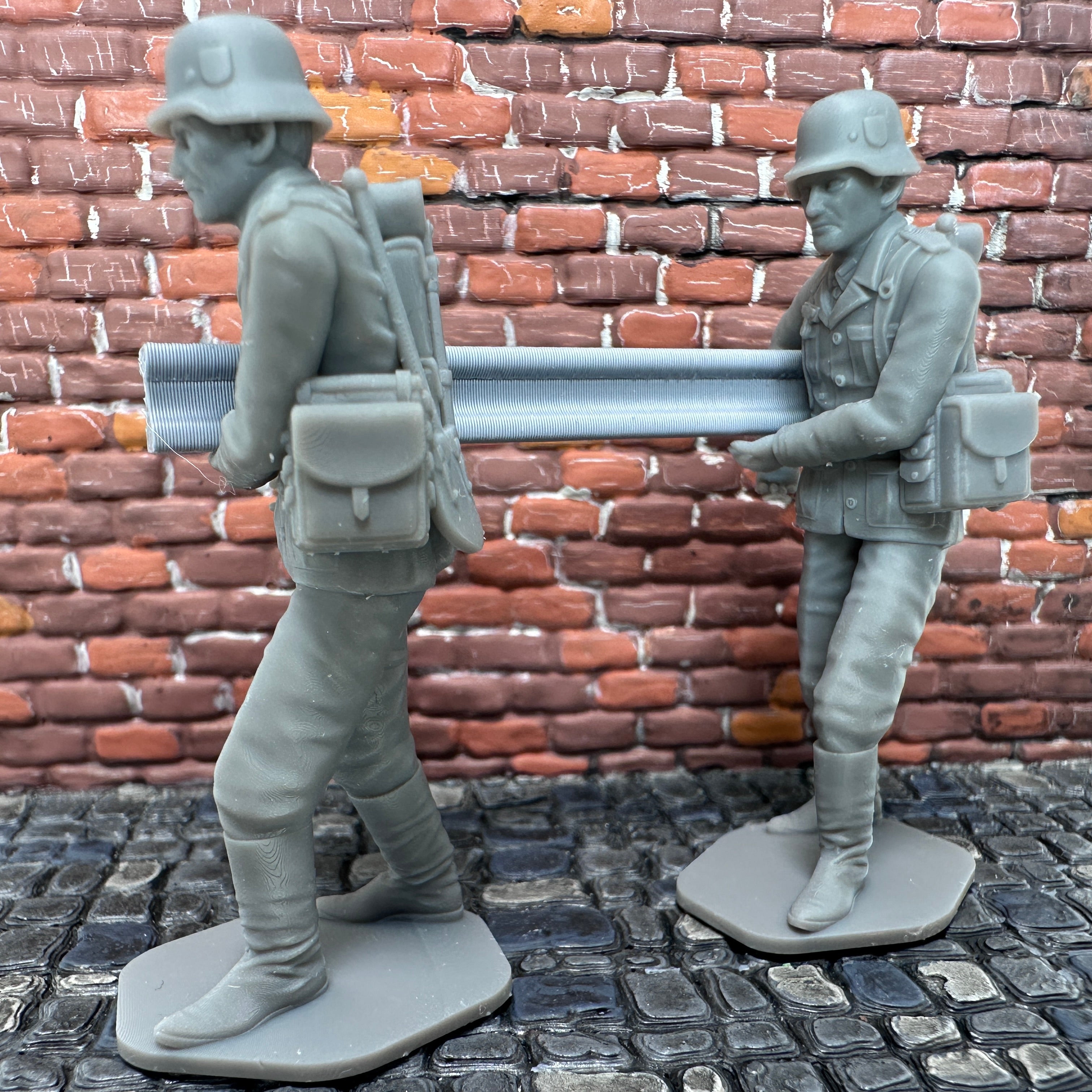 WW2 German Sapper Crew Carrying