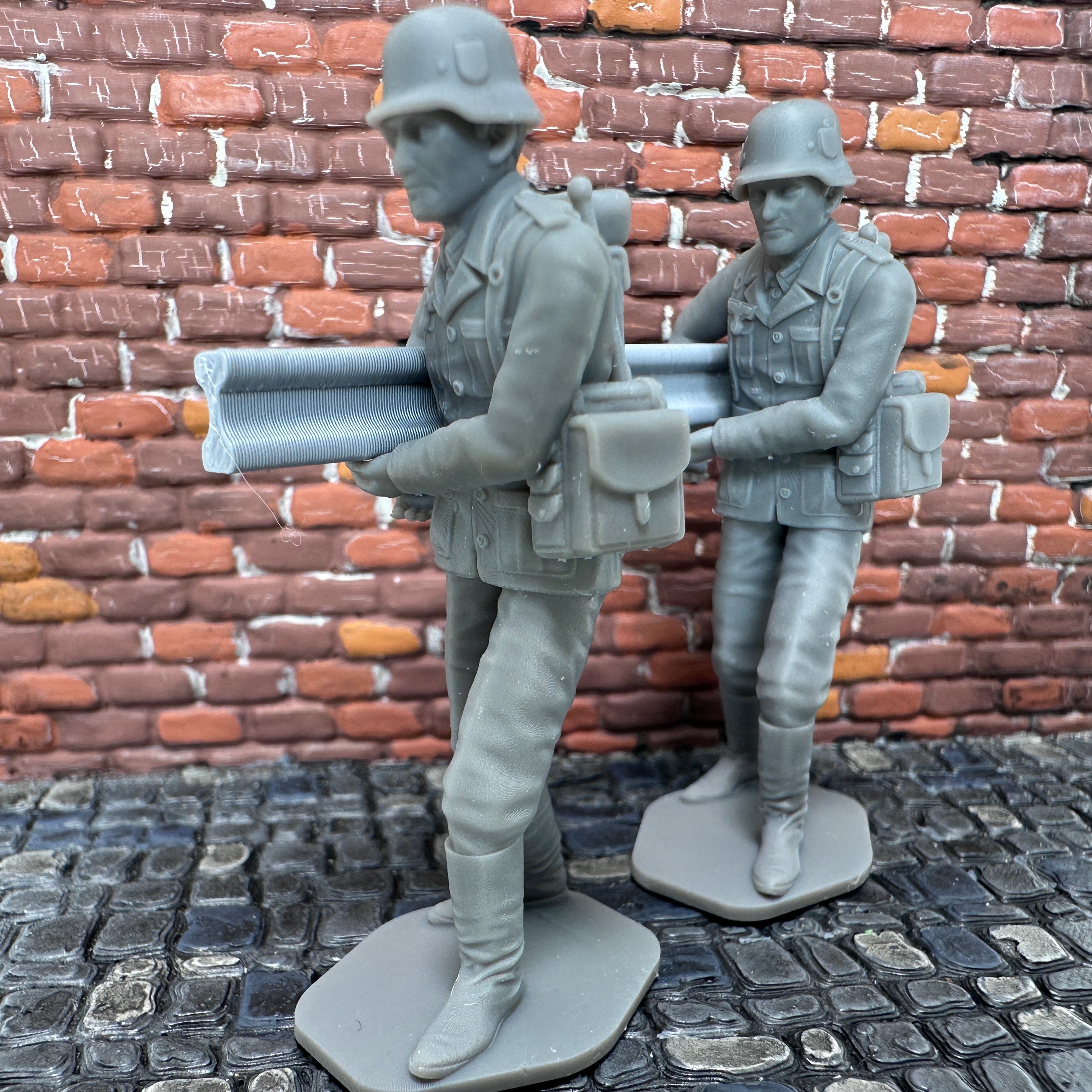 WW2 German Sapper Crew Carrying