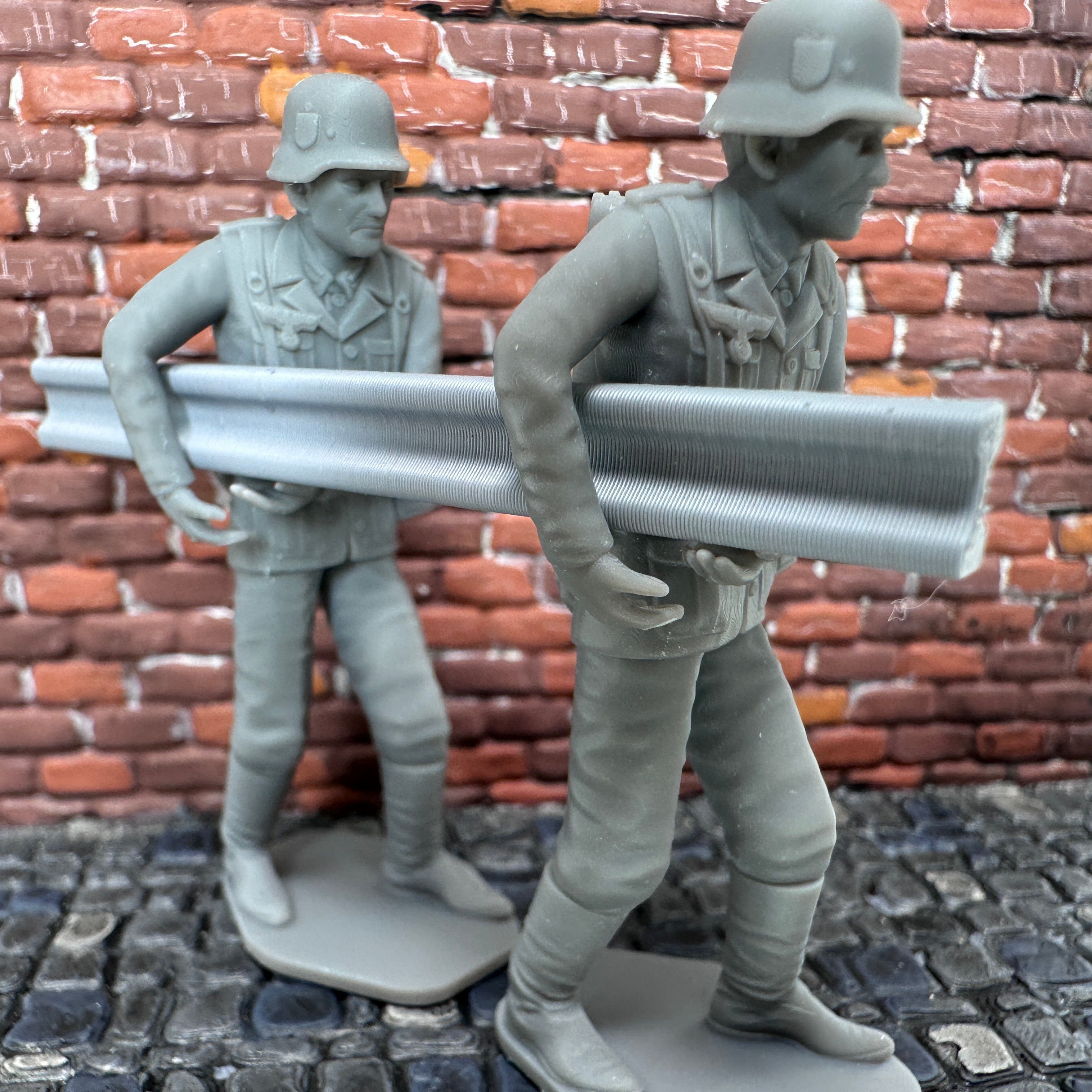 WW2 German Sapper Crew Carrying