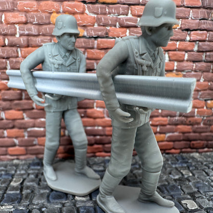 WW2 German Sapper Crew Carrying