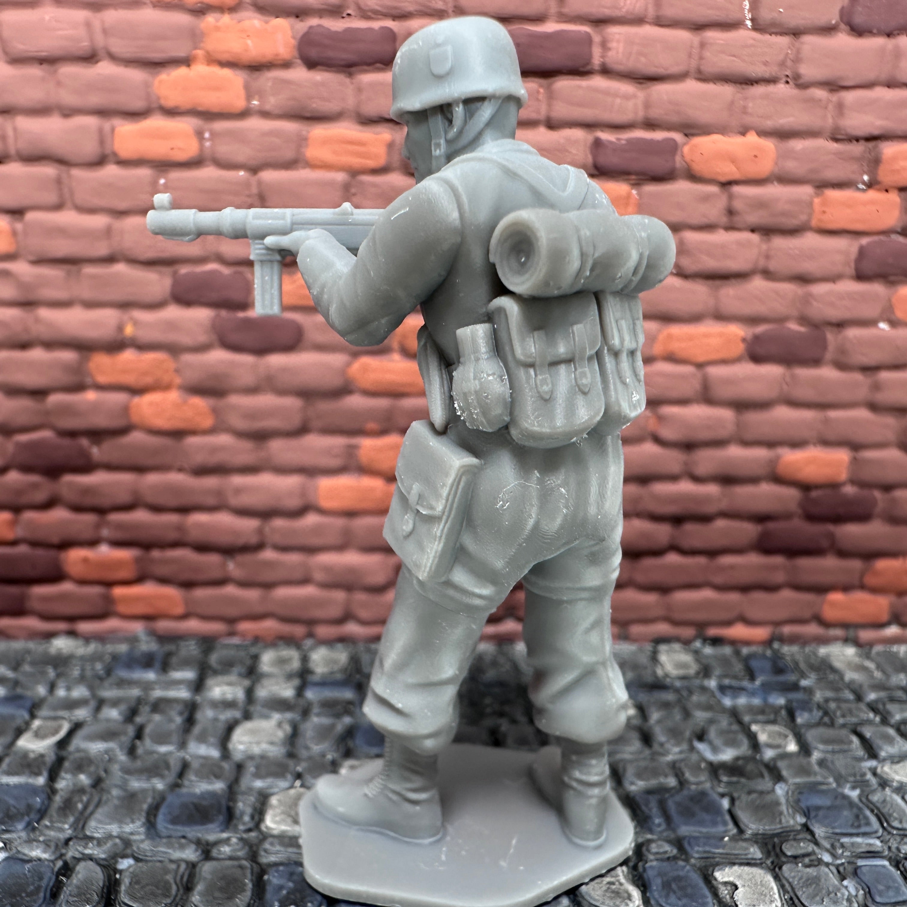 WW2 German Paratrooper Shooting Toy Soldier 1/32 Scale