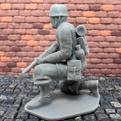 WW2 German Paratrooper Kneeling Toy Soldier 1/32 Scale