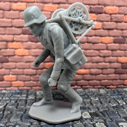 WW2 German Sapper w Cable Reel 1/32 Toy Soldier Wargaming Figure