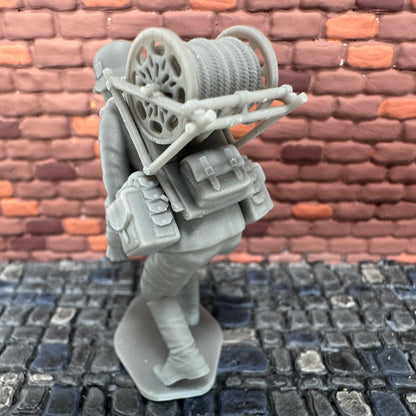 WW2 German Sapper w Cable Reel 1/32 Toy Soldier Wargaming Figure