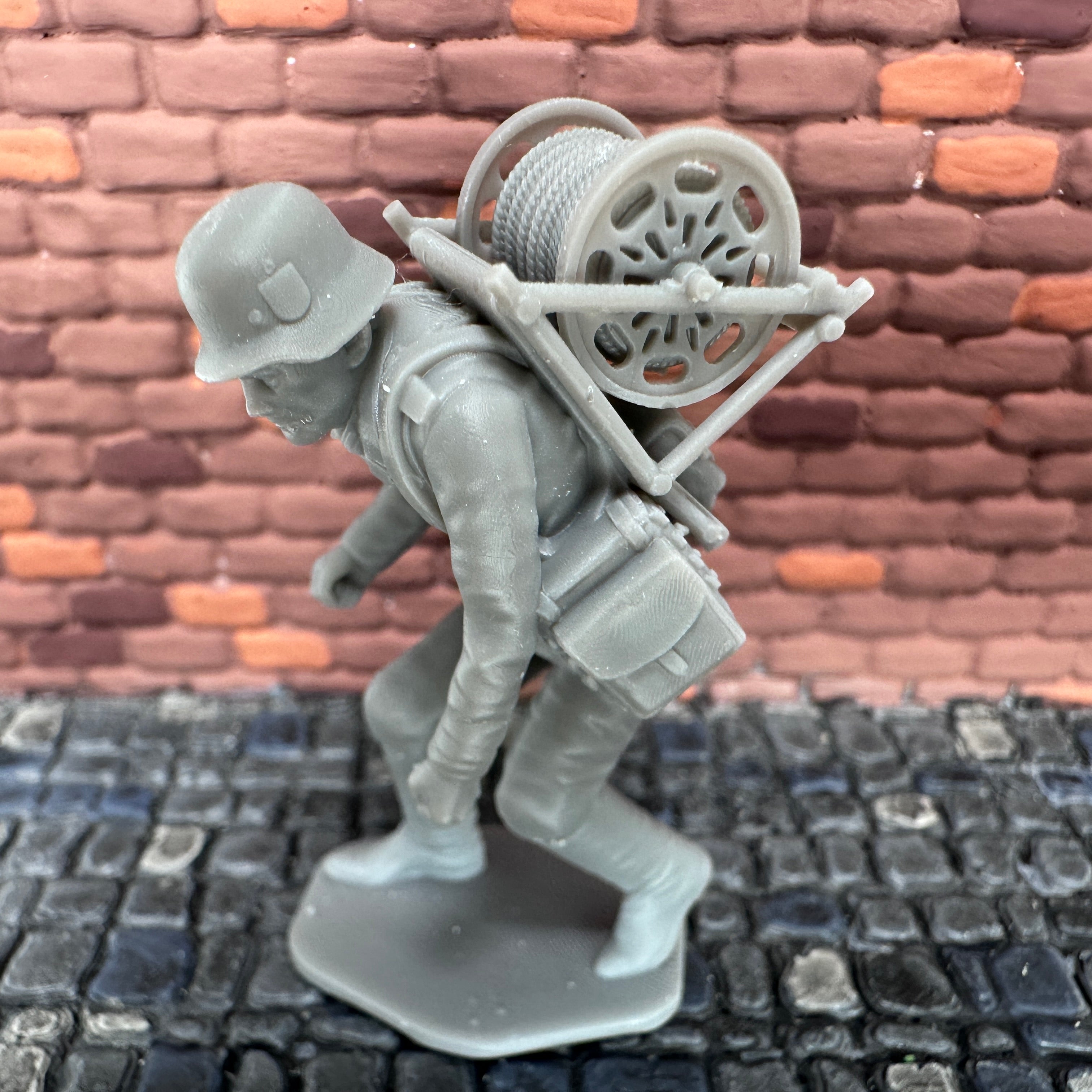 WW2 German Sapper w Cable Reel 1/32 Toy Soldier Wargaming Figure