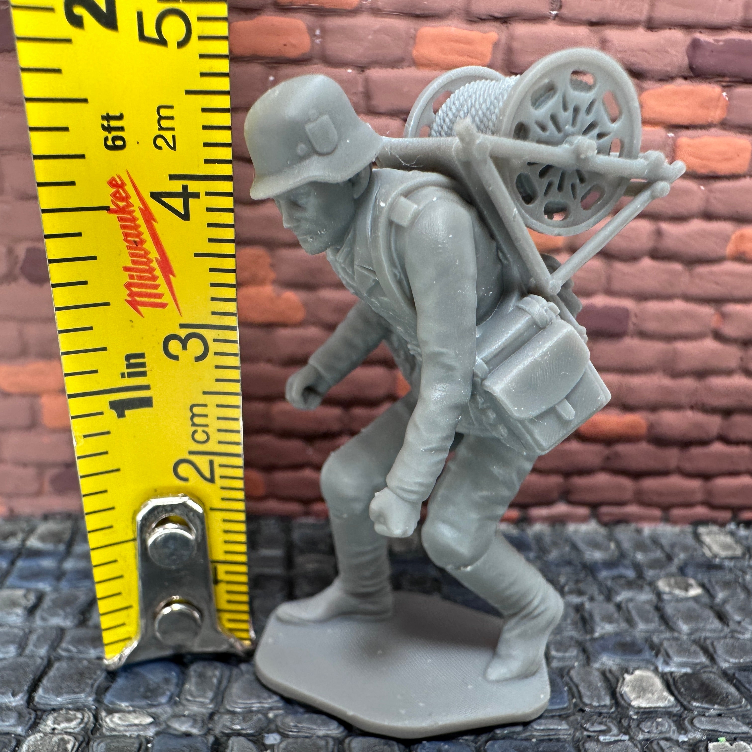WW2 German Sapper w Cable Reel 1/32 Toy Soldier Wargaming Figure