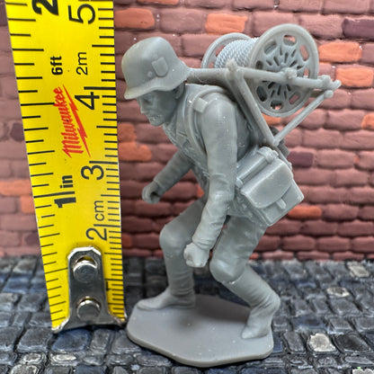 WW2 German Sapper w Cable Reel 1/32 Toy Soldier Wargaming Figure