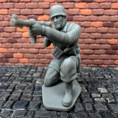 WW2 German Paratrooper Kneeling Shooting Toy Soldier 1/32 Scale