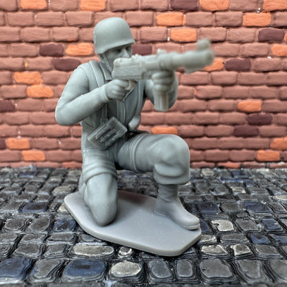 WW2 German Paratrooper Kneeling Shooting Toy Soldier 1/32 Scale