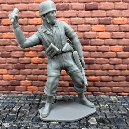 WW2 German Paratrooper Throwing Grenade Toy Soldier 1/32 Scale Wargaming Figure
