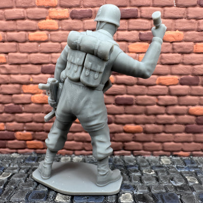 WW2 German Paratrooper Throwing Grenade Toy Soldier 1/32 Scale Wargaming Figure