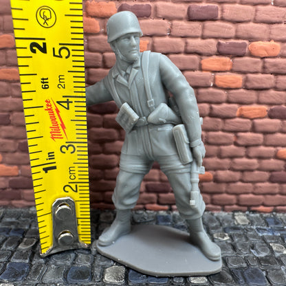 WW2 German Paratrooper Throwing Grenade Toy Soldier 1/32 Scale Wargaming Figure