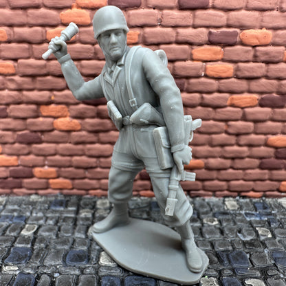 WW2 German Paratrooper Throwing Grenade Toy Soldier 1/32 Scale Wargaming Figure