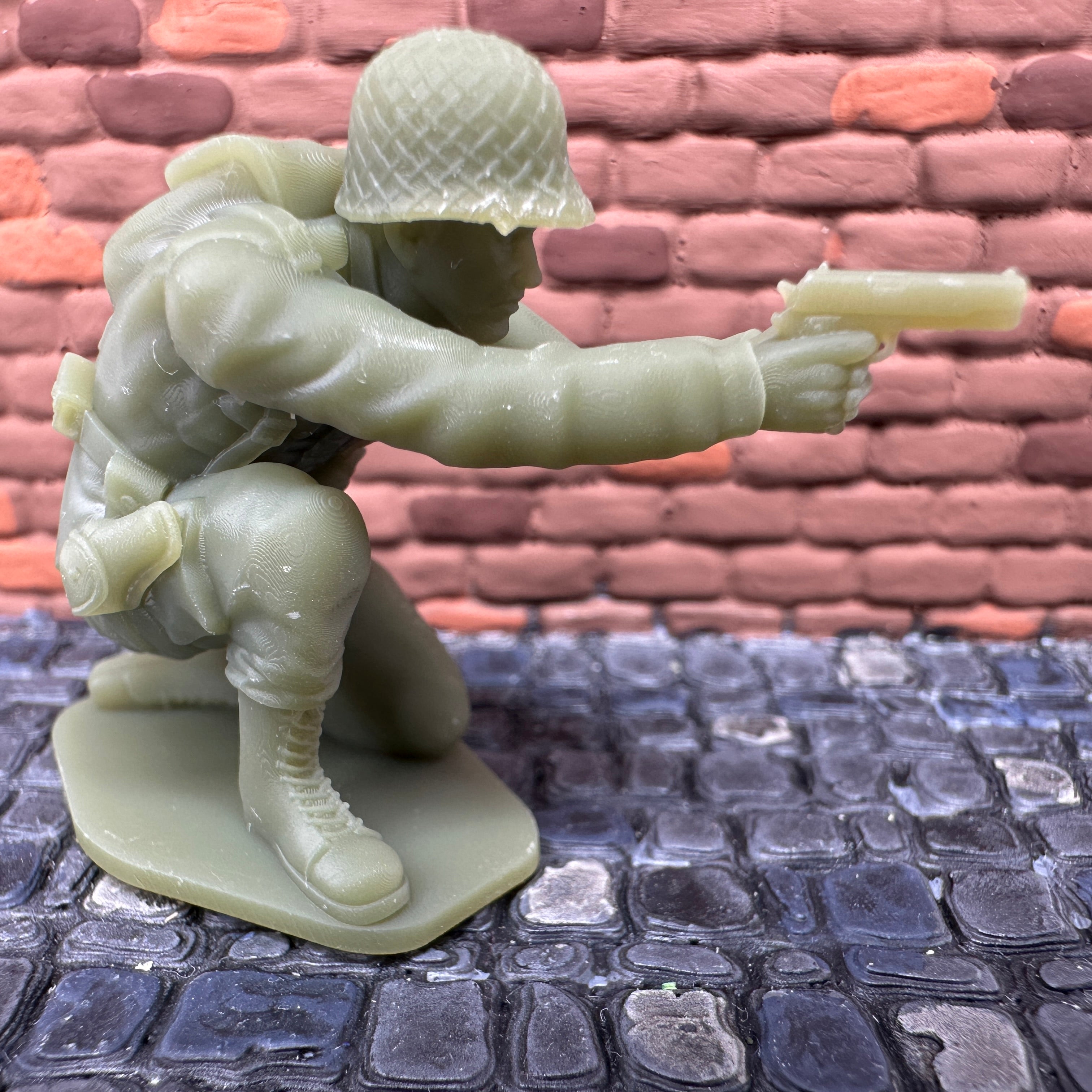 WW2 American Kneeling Shooting Pistol 1/32 Scale Toy Soldier Wargaming Figure