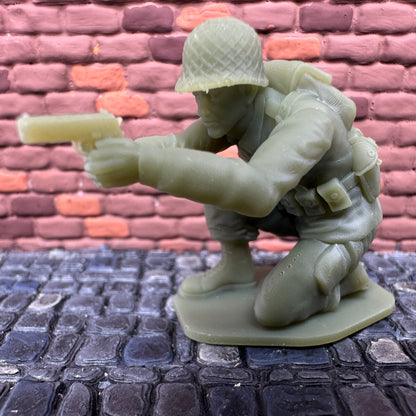 WW2 American Kneeling Shooting Pistol 1/32 Scale Toy Soldier Wargaming Figure