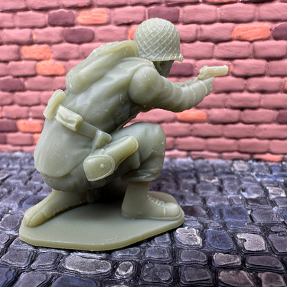 WW2 American Kneeling Shooting Pistol 1/32 Scale Toy Soldier Wargaming Figure