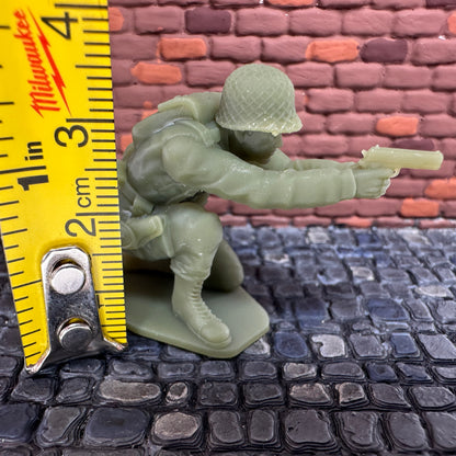 WW2 American Kneeling Shooting Pistol 1/32 Scale Toy Soldier Wargaming Figure