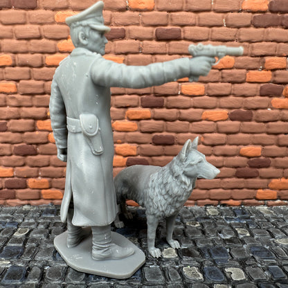 German Officer Shooting Luger with Dog 1/32 Scale Toy Soldier Wargaming Figure