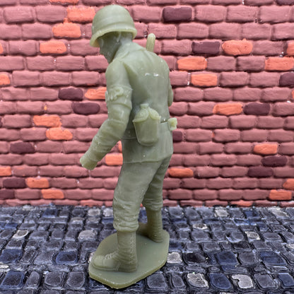 WW2 American MP Military Police Hitting with Baton 1/32 Scale Toy Soldier Wargaming Figure