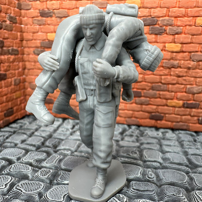 WW2 British Commando Injured Carry 1/32 Scale Toy Soldier Wargaming Figure