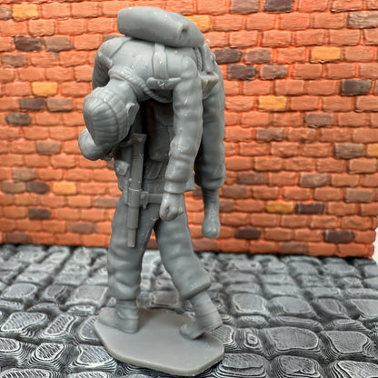 WW2 British Commando Injured Carry 1/32 Scale Toy Soldier Wargaming Figure