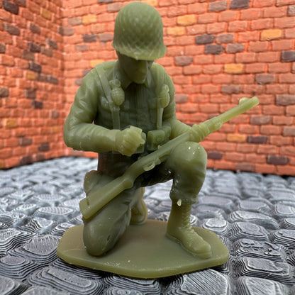 WW2 American Kneeling Reloading Rifle 1/32 Scale Toy Soldier Wargaming Figure