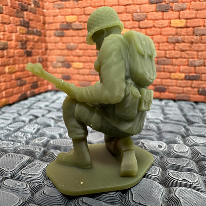 WW2 American Kneeling Reloading Rifle 1/32 Scale Toy Soldier Wargaming Figure