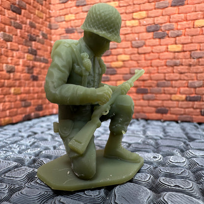 WW2 American Kneeling Reloading Rifle 1/32 Scale Toy Soldier Wargaming Figure