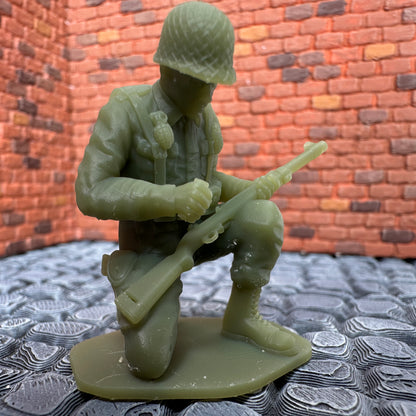 WW2 American Kneeling Reloading Rifle 1/32 Scale Toy Soldier Wargaming Figure