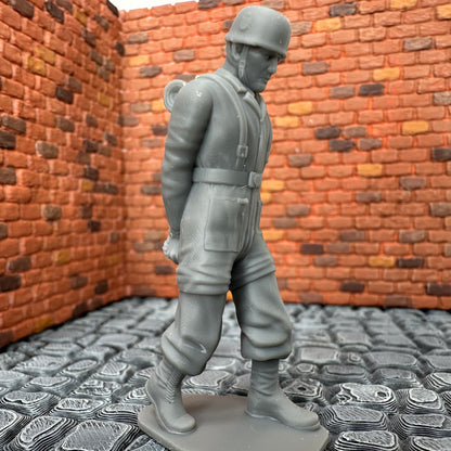 WW2 German Paratrooper POW Walking Toy Soldier 1/32 Scale Wargaming Figure