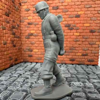 WW2 German Paratrooper POW Walking Toy Soldier 1/32 Scale Wargaming Figure