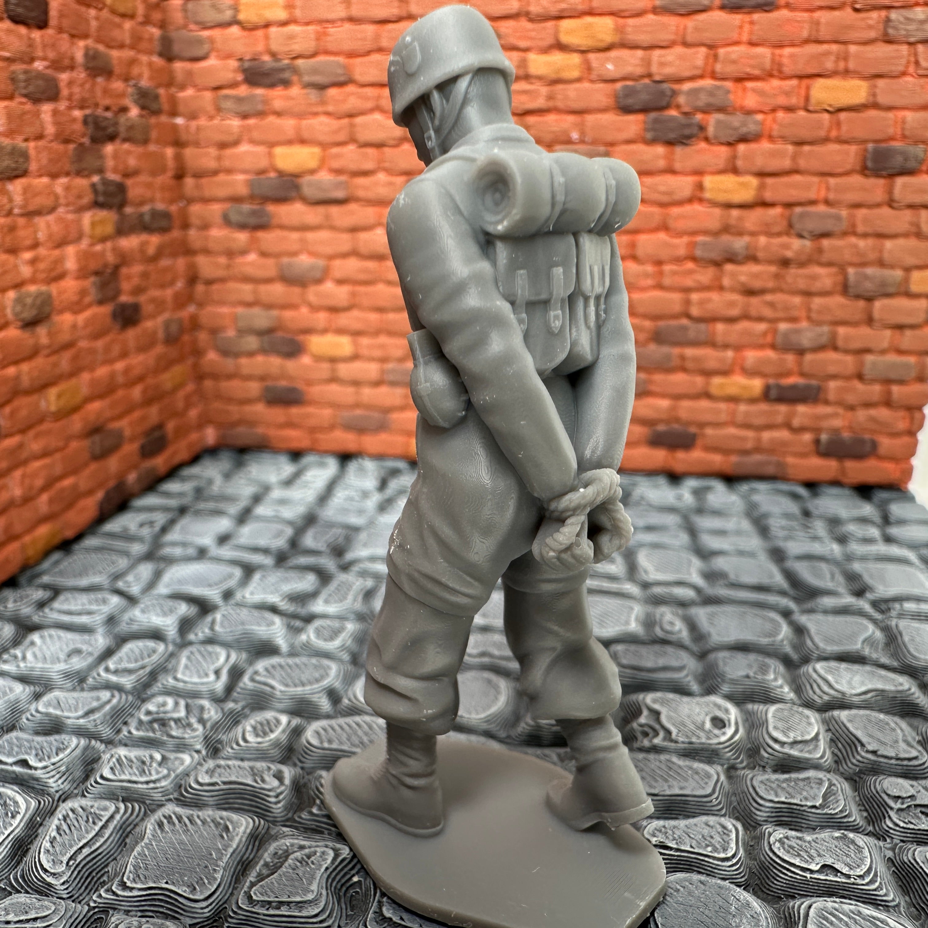 WW2 German Paratrooper POW Walking Toy Soldier 1/32 Scale Wargaming Figure